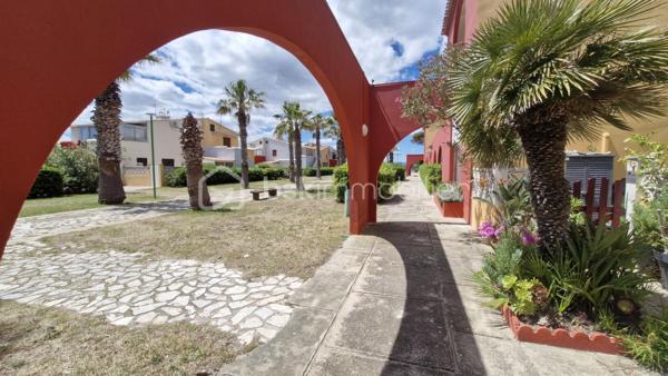 En exclusivité au Barcarès – Secteur Grande Plage

À seulement quelques pas de la mer, des commerces, du marché de la place du Tertre et des animations estivales, découvrez ce studio lumineux et parfaitement optimisé situé dans une résidence entretenue avec piscine.

D’une surface utile de 22 m² (17 m² Carrez), ce studio offre un véritable potentiel avec jusqu’à 4 couchages, idéal pour les vacances en famille ou la location saisonnière.

Il se compose :
• d’un espace de vie fonctionnel
• d’une salle d’eau avec WC
• d’une agréable loggia exposée plein sud

Vendu meublé avec une place de parking privative.

Les + qui font la différence :
À pied de la plage et des commerces
Résidence avec piscine
Faibles charges
Place de parking
 Exposition plein sud
4 couchages possibles
Aucun travaux à prévoir

Un pied-à-terre idéal au bord de mer pour profiter du Barcarès toute l’année ou réaliser un investissement locatif rentable.