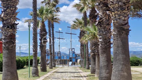 En exclusivité au Barcarès – Secteur Grande Plage

À seulement quelques pas de la mer, des commerces, du marché de la place du Tertre et des animations estivales, découvrez ce studio lumineux et parfaitement optimisé situé dans une résidence entretenue avec piscine.

D’une surface utile de 22 m² (17 m² Carrez), ce studio offre un véritable potentiel avec jusqu’à 4 couchages, idéal pour les vacances en famille ou la location saisonnière.

Il se compose :
• d’un espace de vie fonctionnel
• d’une salle d’eau avec WC
• d’une agréable loggia exposée plein sud

Vendu meublé avec une place de parking privative.

Les + qui font la différence :
À pied de la plage et des commerces
Résidence avec piscine
Faibles charges
Place de parking
 Exposition plein sud
4 couchages possibles
Aucun travaux à prévoir

Un pied-à-terre idéal au bord de mer pour profiter du Barcarès toute l’année ou réaliser un investissement locatif rentable.