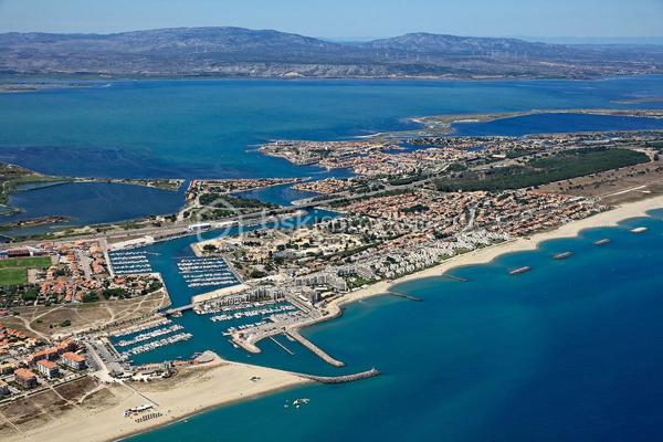 En exclusivité au Barcarès – Secteur Grande Plage

À seulement quelques pas de la mer, des commerces, du marché de la place du Tertre et des animations estivales, découvrez ce studio lumineux et parfaitement optimisé situé dans une résidence entretenue avec piscine.

D’une surface utile de 22 m² (17 m² Carrez), ce studio offre un véritable potentiel avec jusqu’à 4 couchages, idéal pour les vacances en famille ou la location saisonnière.

Il se compose :
• d’un espace de vie fonctionnel
• d’une salle d’eau avec WC
• d’une agréable loggia exposée plein sud

Vendu meublé avec une place de parking privative.

Les + qui font la différence :
À pied de la plage et des commerces
Résidence avec piscine
Faibles charges
Place de parking
 Exposition plein sud
4 couchages possibles
Aucun travaux à prévoir

Un pied-à-terre idéal au bord de mer pour profiter du Barcarès toute l’année ou réaliser un investissement locatif rentable.