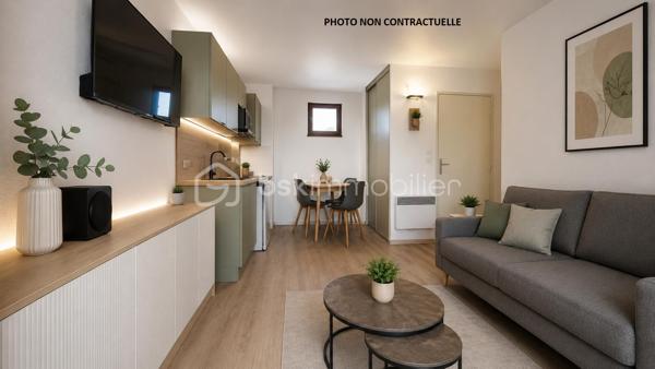 En exclusivité au Barcarès – Secteur Grande Plage

À seulement quelques pas de la mer, des commerces, du marché de la place du Tertre et des animations estivales, découvrez ce studio lumineux et parfaitement optimisé situé dans une résidence entretenue avec piscine.

D’une surface utile de 22 m² (17 m² Carrez), ce studio offre un véritable potentiel avec jusqu’à 4 couchages, idéal pour les vacances en famille ou la location saisonnière.

Il se compose :
• d’un espace de vie fonctionnel
• d’une salle d’eau avec WC
• d’une agréable loggia exposée plein sud

Vendu meublé avec une place de parking privative.

Les + qui font la différence :
À pied de la plage et des commerces
Résidence avec piscine
Faibles charges
Place de parking
 Exposition plein sud
4 couchages possibles
Aucun travaux à prévoir

Un pied-à-terre idéal au bord de mer pour profiter du Barcarès toute l’année ou réaliser un investissement locatif rentable.