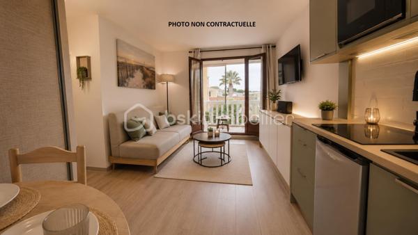 En exclusivité au Barcarès – Secteur Grande Plage

À seulement quelques pas de la mer, des commerces, du marché de la place du Tertre et des animations estivales, découvrez ce studio lumineux et parfaitement optimisé situé dans une résidence entretenue avec piscine.

D’une surface utile de 22 m² (17 m² Carrez), ce studio offre un véritable potentiel avec jusqu’à 4 couchages, idéal pour les vacances en famille ou la location saisonnière.

Il se compose :
• d’un espace de vie fonctionnel
• d’une salle d’eau avec WC
• d’une agréable loggia exposée plein sud

Vendu meublé avec une place de parking privative.

Les + qui font la différence :
À pied de la plage et des commerces
Résidence avec piscine
Faibles charges
Place de parking
 Exposition plein sud
4 couchages possibles
Aucun travaux à prévoir

Un pied-à-terre idéal au bord de mer pour profiter du Barcarès toute l’année ou réaliser un investissement locatif rentable.