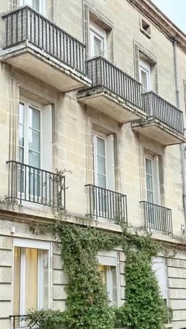 GRAND 2 PIECES 45 M² - JARDIN PARTAGE - CHARTRONS-BASSIN A FLOT