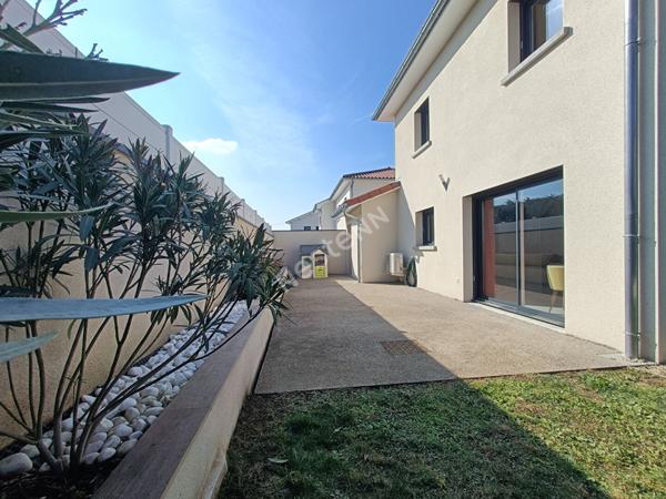 Maison récente et fonctionnelle de type 4 avec garage et terrain.