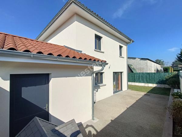 Maison récente et fonctionnelle de type 4 avec garage et terrain.