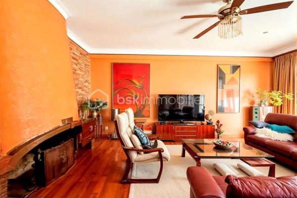 Découvrez cette belle demeure atypique de 150m², idéalement située au coeur de Labruguière, à deux pas des commerces, écoles et commodités.
Caractéristiques principales :
Parcelle clôturée de 567m² offrant intimité et confort.
4 chambres spacieuses avec placards + combles aménageables pouvant en accueillir 2 supplémentaires et une salle d'eau
Charme de l'ancien avec moulures élégantes et parquets massifs.
Pompe à chaleur récente ( environ 1 an ), pour une meilleure performance énergétique.
Dépendances pratiques : garage, place de parking, cave, abris terrasse et atelier.
Ce bien allie authenticité et modernité, idéal pour une famille souhaitant s'installer dans un environnement de qualité, tout en profitant de la proximité immédiate du centre-ville.
Planifions une visite !