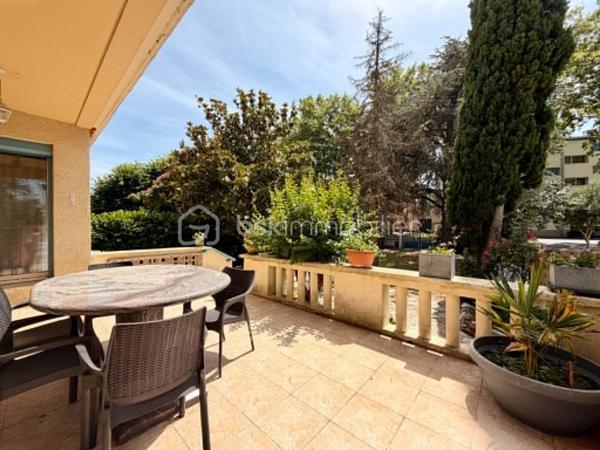 Découvrez cette belle demeure atypique de 150m², idéalement située au coeur de Labruguière, à deux pas des commerces, écoles et commodités.
Caractéristiques principales :
Parcelle clôturée de 567m² offrant intimité et confort.
4 chambres spacieuses avec placards + combles aménageables pouvant en accueillir 2 supplémentaires et une salle d'eau
Charme de l'ancien avec moulures élégantes et parquets massifs.
Pompe à chaleur récente ( environ 1 an ), pour une meilleure performance énergétique.
Dépendances pratiques : garage, place de parking, cave, abris terrasse et atelier.
Ce bien allie authenticité et modernité, idéal pour une famille souhaitant s'installer dans un environnement de qualité, tout en profitant de la proximité immédiate du centre-ville.
Planifions une visite !
