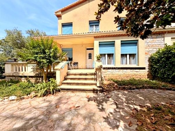 Découvrez cette belle demeure atypique de 150m², idéalement située au coeur de Labruguière, à deux pas des commerces, écoles et commodités.
Caractéristiques principales :
Parcelle clôturée de 567m² offrant intimité et confort.
4 chambres spacieuses avec placards + combles aménageables pouvant en accueillir 2 supplémentaires et une salle d'eau
Charme de l'ancien avec moulures élégantes et parquets massifs.
Pompe à chaleur récente ( environ 1 an ), pour une meilleure performance énergétique.
Dépendances pratiques : garage, place de parking, cave, abris terrasse et atelier.
Ce bien allie authenticité et modernité, idéal pour une famille souhaitant s'installer dans un environnement de qualité, tout en profitant de la proximité immédiate du centre-ville.
Planifions une visite !