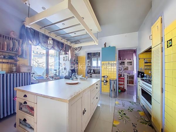 Découvrez cette belle demeure atypique de 150m², idéalement située au coeur de Labruguière, à deux pas des commerces, écoles et commodités.
Caractéristiques principales :
Parcelle clôturée de 567m² offrant intimité et confort.
4 chambres spacieuses avec placards + combles aménageables pouvant en accueillir 2 supplémentaires et une salle d'eau
Charme de l'ancien avec moulures élégantes et parquets massifs.
Pompe à chaleur récente ( environ 1 an ), pour une meilleure performance énergétique.
Dépendances pratiques : garage, place de parking, cave, abris terrasse et atelier.
Ce bien allie authenticité et modernité, idéal pour une famille souhaitant s'installer dans un environnement de qualité, tout en profitant de la proximité immédiate du centre-ville.
Planifions une visite !