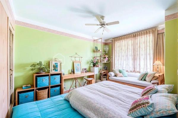 Découvrez cette belle demeure atypique de 150m², idéalement située au coeur de Labruguière, à deux pas des commerces, écoles et commodités.
Caractéristiques principales :
Parcelle clôturée de 567m² offrant intimité et confort.
4 chambres spacieuses avec placards + combles aménageables pouvant en accueillir 2 supplémentaires et une salle d'eau
Charme de l'ancien avec moulures élégantes et parquets massifs.
Pompe à chaleur récente ( environ 1 an ), pour une meilleure performance énergétique.
Dépendances pratiques : garage, place de parking, cave, abris terrasse et atelier.
Ce bien allie authenticité et modernité, idéal pour une famille souhaitant s'installer dans un environnement de qualité, tout en profitant de la proximité immédiate du centre-ville.
Planifions une visite !