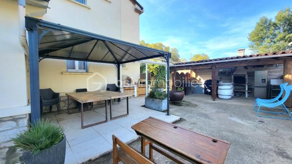 Découvrez cette belle demeure atypique de 150m², idéalement située au coeur de Labruguière, à deux pas des commerces, écoles et commodités.
Caractéristiques principales :
Parcelle clôturée de 567m² offrant intimité et confort.
4 chambres spacieuses avec placards + combles aménageables pouvant en accueillir 2 supplémentaires et une salle d'eau
Charme de l'ancien avec moulures élégantes et parquets massifs.
Pompe à chaleur récente ( environ 1 an ), pour une meilleure performance énergétique.
Dépendances pratiques : garage, place de parking, cave, abris terrasse et atelier.
Ce bien allie authenticité et modernité, idéal pour une famille souhaitant s'installer dans un environnement de qualité, tout en profitant de la proximité immédiate du centre-ville.
Planifions une visite !