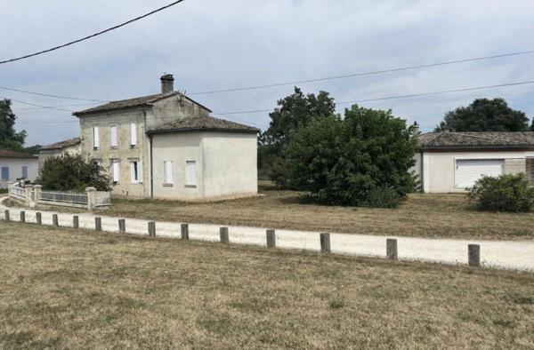 Tout proche de  Saint-André de Cubzac ,au calme à La Lande de Fronsac ,découvrez cette maison de village  R+1  en pierre 1900  d'environ 101 m² habitables