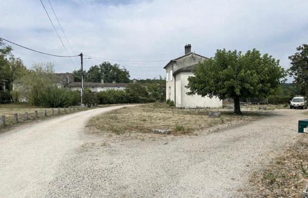 Tout proche de  Saint-André de Cubzac ,au calme à La Lande de Fronsac ,découvrez cette maison de village  R+1  en pierre 1900  d'environ 101 m² habitables
