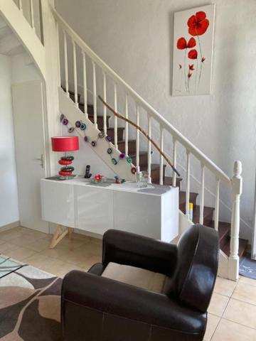 Tout proche de  Saint-André de Cubzac ,au calme à La Lande de Fronsac ,découvrez cette maison de village  R+1  en pierre 1900  d'environ 101 m² habitables