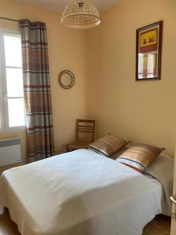 Tout proche de  Saint-André de Cubzac ,au calme à La Lande de Fronsac ,découvrez cette maison de village  R+1  en pierre 1900  d'environ 101 m² habitables