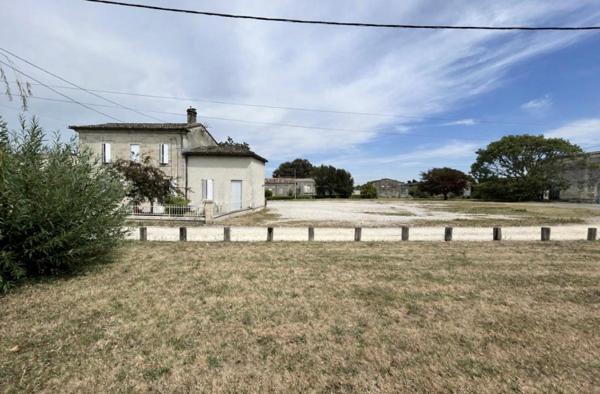 Tout proche de  Saint-André de Cubzac ,au calme à La Lande de Fronsac ,découvrez cette maison de village  R+1  en pierre 1900  d'environ 101 m² habitables