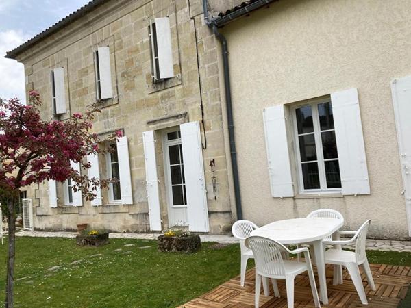 Tout proche de  Saint-André de Cubzac ,au calme à La Lande de Fronsac ,découvrez cette maison de village  R+1  en pierre 1900  d'environ 101 m² habitables
