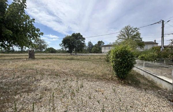 Tout proche de  Saint-André de Cubzac ,au calme à La Lande de Fronsac ,découvrez cette maison de village  R+1  en pierre 1900  d'environ 101 m² habitables