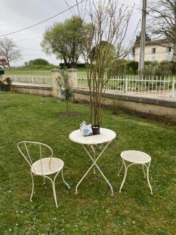 Tout proche de  Saint-André de Cubzac ,au calme à La Lande de Fronsac ,découvrez cette maison de village  R+1  en pierre 1900  d'environ 101 m² habitables