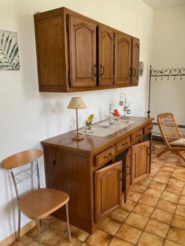 Tout proche de  Saint-André de Cubzac ,au calme à La Lande de Fronsac ,découvrez cette maison de village  R+1  en pierre 1900  d'environ 101 m² habitables