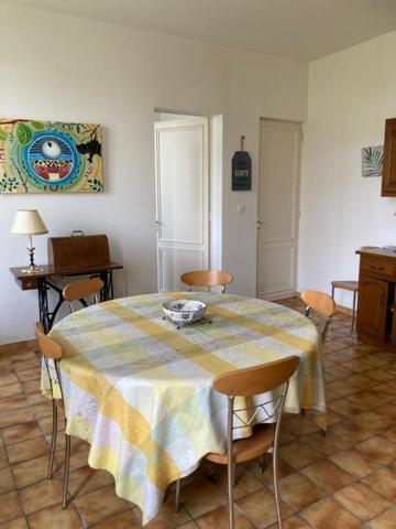 Tout proche de  Saint-André de Cubzac ,au calme à La Lande de Fronsac ,découvrez cette maison de village  R+1  en pierre 1900  d'environ 101 m² habitables