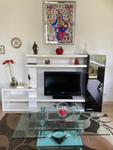Tout proche de  Saint-André de Cubzac ,au calme à La Lande de Fronsac ,découvrez cette maison de village  R+1  en pierre 1900  d'environ 101 m² habitables