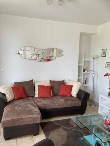 Tout proche de  Saint-André de Cubzac ,au calme à La Lande de Fronsac ,découvrez cette maison de village  R+1  en pierre 1900  d'environ 101 m² habitables