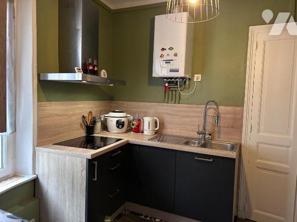 En plein coeur  de Châteaubriant, au 2ème étage, cet appartement lumineux bénéficie d'un emplac...