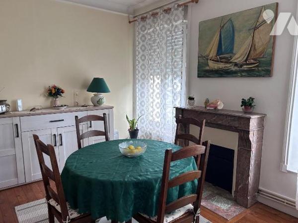 En plein coeur  de Châteaubriant, au 2ème étage, cet appartement lumineux bénéficie d'un emplac...