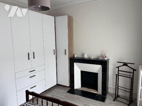 En plein coeur  de Châteaubriant, au 2ème étage, cet appartement lumineux bénéficie d'un emplac...