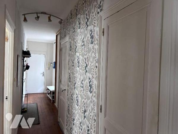 En plein coeur  de Châteaubriant, au 2ème étage, cet appartement lumineux bénéficie d'un emplac...