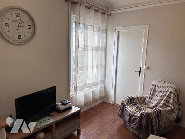En plein coeur  de Châteaubriant, au 2ème étage, cet appartement lumineux bénéficie d'un emplac...
