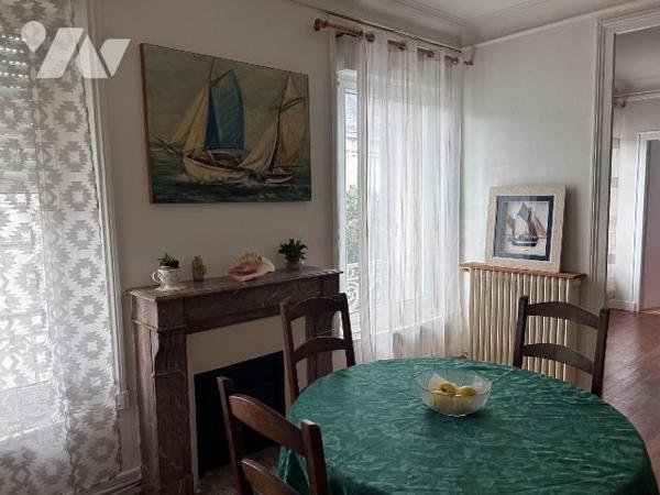 En plein coeur  de Châteaubriant, au 2ème étage, cet appartement lumineux bénéficie d'un emplac...