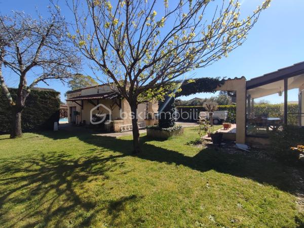 Bienvenue dans cette magnifique maison à vendre, construite en 1983, qui vous séduira par sa superficie généreuse de 148 m², située dans un cadre paisible loin de l'agitation de la vie urbaine. Profitez d'un style de vie décontracté tout en étant à proximité des commodités essentielles pour une vie confortable.

Cette maison spacieuse offre 6 pièces généreusement agencées, parfaites pour accueillir votre famille et vos amis. Le séjour lumineux et convivial avec son insert pour les saisons froides. La cuisine s'ouvre sur une belle terrasse, idéale pour profiter de déjeuners en plein air. Un espace buanderie et un bureau ou une chambre supplémentaire.

À l'extérieur, profitez pleinement de votre jardin avec piscine privée, un vrai bijou pour des moments de détente sous le soleil. Avec ses places de parking et son double garage, la maison offre un confort et une praticité indéniables.

À proximité, vous trouverez des écoles, des commerces et un accès facile aux transports, rendant votre quotidien léger et agréable. Ne manquez pas cette occasion unique d'acquérir une maison de caractère dans un cadre enchanteur.

Visitez dès aujourd’hui avec Patricia LAGARRIGUE, votre experte en immobilier !