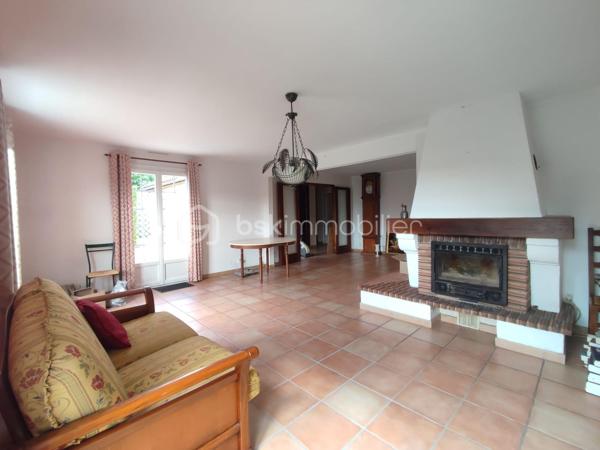 Bienvenue dans cette magnifique maison à vendre, construite en 1983, qui vous séduira par sa superficie généreuse de 148 m², située dans un cadre paisible loin de l'agitation de la vie urbaine. Profitez d'un style de vie décontracté tout en étant à proximité des commodités essentielles pour une vie confortable.

Cette maison spacieuse offre 6 pièces généreusement agencées, parfaites pour accueillir votre famille et vos amis. Le séjour lumineux et convivial avec son insert pour les saisons froides. La cuisine s'ouvre sur une belle terrasse, idéale pour profiter de déjeuners en plein air. Un espace buanderie et un bureau ou une chambre supplémentaire.

À l'extérieur, profitez pleinement de votre jardin avec piscine privée, un vrai bijou pour des moments de détente sous le soleil. Avec ses places de parking et son double garage, la maison offre un confort et une praticité indéniables.

À proximité, vous trouverez des écoles, des commerces et un accès facile aux transports, rendant votre quotidien léger et agréable. Ne manquez pas cette occasion unique d'acquérir une maison de caractère dans un cadre enchanteur.

Visitez dès aujourd’hui avec Patricia LAGARRIGUE, votre experte en immobilier !