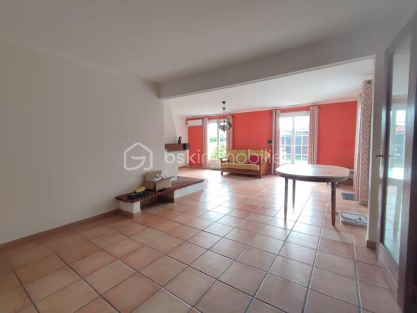 Bienvenue dans cette magnifique maison à vendre, construite en 1983, qui vous séduira par sa superficie généreuse de 148 m², située dans un cadre paisible loin de l'agitation de la vie urbaine. Profitez d'un style de vie décontracté tout en étant à proximité des commodités essentielles pour une vie confortable.

Cette maison spacieuse offre 6 pièces généreusement agencées, parfaites pour accueillir votre famille et vos amis. Le séjour lumineux et convivial avec son insert pour les saisons froides. La cuisine s'ouvre sur une belle terrasse, idéale pour profiter de déjeuners en plein air. Un espace buanderie et un bureau ou une chambre supplémentaire.

À l'extérieur, profitez pleinement de votre jardin avec piscine privée, un vrai bijou pour des moments de détente sous le soleil. Avec ses places de parking et son double garage, la maison offre un confort et une praticité indéniables.

À proximité, vous trouverez des écoles, des commerces et un accès facile aux transports, rendant votre quotidien léger et agréable. Ne manquez pas cette occasion unique d'acquérir une maison de caractère dans un cadre enchanteur.

Visitez dès aujourd’hui avec Patricia LAGARRIGUE, votre experte en immobilier !