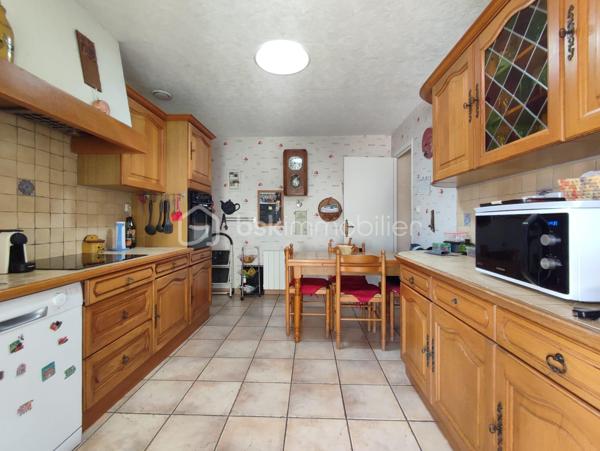 Bienvenue dans cette magnifique maison à vendre, construite en 1983, qui vous séduira par sa superficie généreuse de 148 m², située dans un cadre paisible loin de l'agitation de la vie urbaine. Profitez d'un style de vie décontracté tout en étant à proximité des commodités essentielles pour une vie confortable.

Cette maison spacieuse offre 6 pièces généreusement agencées, parfaites pour accueillir votre famille et vos amis. Le séjour lumineux et convivial avec son insert pour les saisons froides. La cuisine s'ouvre sur une belle terrasse, idéale pour profiter de déjeuners en plein air. Un espace buanderie et un bureau ou une chambre supplémentaire.

À l'extérieur, profitez pleinement de votre jardin avec piscine privée, un vrai bijou pour des moments de détente sous le soleil. Avec ses places de parking et son double garage, la maison offre un confort et une praticité indéniables.

À proximité, vous trouverez des écoles, des commerces et un accès facile aux transports, rendant votre quotidien léger et agréable. Ne manquez pas cette occasion unique d'acquérir une maison de caractère dans un cadre enchanteur.

Visitez dès aujourd’hui avec Patricia LAGARRIGUE, votre experte en immobilier !
