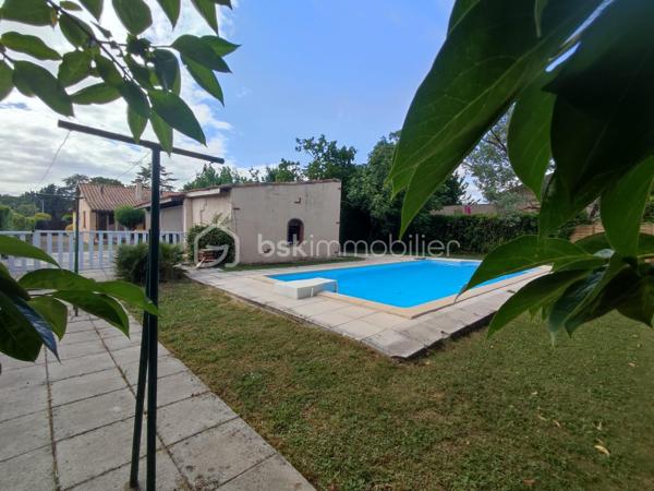 Bienvenue dans cette magnifique maison à vendre, construite en 1983, qui vous séduira par sa superficie généreuse de 148 m², située dans un cadre paisible loin de l'agitation de la vie urbaine. Profitez d'un style de vie décontracté tout en étant à proximité des commodités essentielles pour une vie confortable.

Cette maison spacieuse offre 6 pièces généreusement agencées, parfaites pour accueillir votre famille et vos amis. Le séjour lumineux et convivial avec son insert pour les saisons froides. La cuisine s'ouvre sur une belle terrasse, idéale pour profiter de déjeuners en plein air. Un espace buanderie et un bureau ou une chambre supplémentaire.

À l'extérieur, profitez pleinement de votre jardin avec piscine privée, un vrai bijou pour des moments de détente sous le soleil. Avec ses places de parking et son double garage, la maison offre un confort et une praticité indéniables.

À proximité, vous trouverez des écoles, des commerces et un accès facile aux transports, rendant votre quotidien léger et agréable. Ne manquez pas cette occasion unique d'acquérir une maison de caractère dans un cadre enchanteur.

Visitez dès aujourd’hui avec Patricia LAGARRIGUE, votre experte en immobilier !
