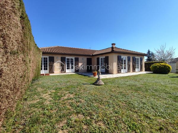 Bienvenue dans cette magnifique maison à vendre, construite en 1983, qui vous séduira par sa superficie généreuse de 148 m², située dans un cadre paisible loin de l'agitation de la vie urbaine. Profitez d'un style de vie décontracté tout en étant à proximité des commodités essentielles pour une vie confortable.

Cette maison spacieuse offre 6 pièces généreusement agencées, parfaites pour accueillir votre famille et vos amis. Le séjour lumineux et convivial avec son insert pour les saisons froides. La cuisine s'ouvre sur une belle terrasse, idéale pour profiter de déjeuners en plein air. Un espace buanderie et un bureau ou une chambre supplémentaire.

À l'extérieur, profitez pleinement de votre jardin avec piscine privée, un vrai bijou pour des moments de détente sous le soleil. Avec ses places de parking et son double garage, la maison offre un confort et une praticité indéniables.

À proximité, vous trouverez des écoles, des commerces et un accès facile aux transports, rendant votre quotidien léger et agréable. Ne manquez pas cette occasion unique d'acquérir une maison de caractère dans un cadre enchanteur.

Visitez dès aujourd’hui avec Patricia LAGARRIGUE, votre experte en immobilier !