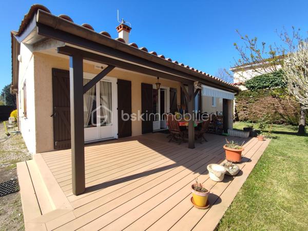 Bienvenue dans cette magnifique maison à vendre, construite en 1983, qui vous séduira par sa superficie généreuse de 148 m², située dans un cadre paisible loin de l'agitation de la vie urbaine. Profitez d'un style de vie décontracté tout en étant à proximité des commodités essentielles pour une vie confortable.

Cette maison spacieuse offre 6 pièces généreusement agencées, parfaites pour accueillir votre famille et vos amis. Le séjour lumineux et convivial avec son insert pour les saisons froides. La cuisine s'ouvre sur une belle terrasse, idéale pour profiter de déjeuners en plein air. Un espace buanderie et un bureau ou une chambre supplémentaire.

À l'extérieur, profitez pleinement de votre jardin avec piscine privée, un vrai bijou pour des moments de détente sous le soleil. Avec ses places de parking et son double garage, la maison offre un confort et une praticité indéniables.

À proximité, vous trouverez des écoles, des commerces et un accès facile aux transports, rendant votre quotidien léger et agréable. Ne manquez pas cette occasion unique d'acquérir une maison de caractère dans un cadre enchanteur.

Visitez dès aujourd’hui avec Patricia LAGARRIGUE, votre experte en immobilier !