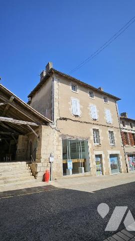 A vendre à VALENCE-EN-POITOU, COUHE (86700), Un immeuble de rapport au cœur de COUHE (86)