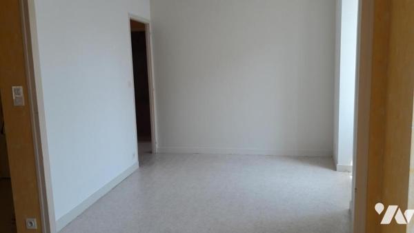 A vendre à VALENCE-EN-POITOU, COUHE (86700), Un immeuble de rapport au cœur de COUHE (86)