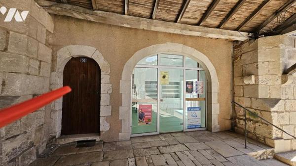 A vendre à VALENCE-EN-POITOU, COUHE (86700), Un immeuble de rapport au cœur de COUHE (86)