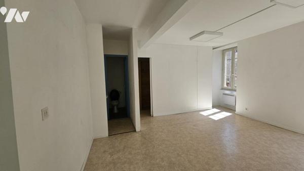 A vendre à VALENCE-EN-POITOU, COUHE (86700), Un immeuble de rapport au cœur de COUHE (86)