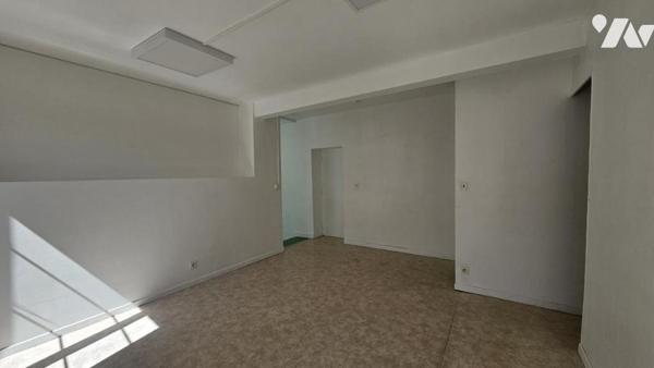 A vendre à VALENCE-EN-POITOU, COUHE (86700), Un immeuble de rapport au cœur de COUHE (86)