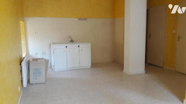 A vendre à VALENCE-EN-POITOU, COUHE (86700), Un immeuble de rapport au cœur de COUHE (86)