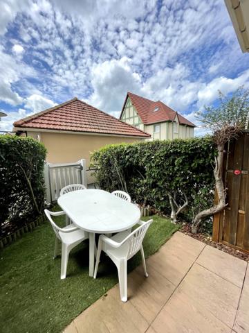Port Guillaume : Coquet appartement 2 Pièces en duplex avec terrasse et jardinet