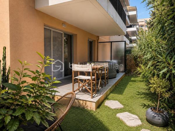 EXCLUSIVITÉ – Vallauris centre – 2 pièces en rez-de-jardin dans résidence récente de 2019

Au cœur de Vallauris, dans une résidence récente de 2019, venez découvrir en exclusivité ce agréable 2 pièces en rez-de-jardin de 38m² environ, complété par une belle terrasse de 12 m² et un jardin privatif de 33 m².

L’appartement se compose d’une entrée, d’un séjour avec cuisine ouverte d’environ 18 m², d’une chambre d’environ 12 m², ainsi que d’une salle d’eau avec WC.

À l’extérieur, vous profiterez d’un véritable prolongement de l’espace de vie grâce à une terrasse conviviale et un jardin agréable, offrant un cadre appréciable au quotidien.

Le bien est actuellement loué, avec un loyer mensuel de 746,50 € provision de charges comprises (de 50€) jusqu'en 08 2029, sauf départ avancé de la locataire.
Un box privatif en sous sol. 

Un bien idéal pour un investisseur recherchant un appartement récent, bien agencé, avec extérieur, situé au centre de Vallauris, à proximité des commodités.