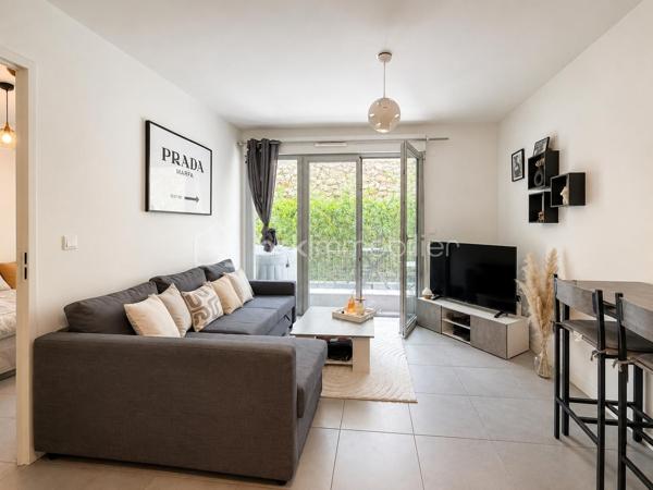 EXCLUSIVITÉ – Vallauris centre – 2 pièces en rez-de-jardin dans résidence récente de 2019

Au cœur de Vallauris, dans une résidence récente de 2019, venez découvrir en exclusivité ce agréable 2 pièces en rez-de-jardin de 38m² environ, complété par une belle terrasse de 12 m² et un jardin privatif de 33 m².

L’appartement se compose d’une entrée, d’un séjour avec cuisine ouverte d’environ 18 m², d’une chambre d’environ 12 m², ainsi que d’une salle d’eau avec WC.

À l’extérieur, vous profiterez d’un véritable prolongement de l’espace de vie grâce à une terrasse conviviale et un jardin agréable, offrant un cadre appréciable au quotidien.

Le bien est actuellement loué, avec un loyer mensuel de 746,50 € provision de charges comprises (de 50€) jusqu'en 08 2029, sauf départ avancé de la locataire.
Un box privatif en sous sol. 

Un bien idéal pour un investisseur recherchant un appartement récent, bien agencé, avec extérieur, situé au centre de Vallauris, à proximité des commodités.