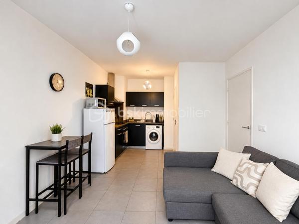 EXCLUSIVITÉ – Vallauris centre – 2 pièces en rez-de-jardin dans résidence récente de 2019

Au cœur de Vallauris, dans une résidence récente de 2019, venez découvrir en exclusivité ce agréable 2 pièces en rez-de-jardin de 38m² environ, complété par une belle terrasse de 12 m² et un jardin privatif de 33 m².

L’appartement se compose d’une entrée, d’un séjour avec cuisine ouverte d’environ 18 m², d’une chambre d’environ 12 m², ainsi que d’une salle d’eau avec WC.

À l’extérieur, vous profiterez d’un véritable prolongement de l’espace de vie grâce à une terrasse conviviale et un jardin agréable, offrant un cadre appréciable au quotidien.

Le bien est actuellement loué, avec un loyer mensuel de 746,50 € provision de charges comprises (de 50€) jusqu'en 08 2029, sauf départ avancé de la locataire.
Un box privatif en sous sol. 

Un bien idéal pour un investisseur recherchant un appartement récent, bien agencé, avec extérieur, situé au centre de Vallauris, à proximité des commodités.