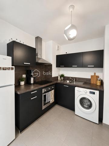 EXCLUSIVITÉ – Vallauris centre – 2 pièces en rez-de-jardin dans résidence récente de 2019

Au cœur de Vallauris, dans une résidence récente de 2019, venez découvrir en exclusivité ce agréable 2 pièces en rez-de-jardin de 38m² environ, complété par une belle terrasse de 12 m² et un jardin privatif de 33 m².

L’appartement se compose d’une entrée, d’un séjour avec cuisine ouverte d’environ 18 m², d’une chambre d’environ 12 m², ainsi que d’une salle d’eau avec WC.

À l’extérieur, vous profiterez d’un véritable prolongement de l’espace de vie grâce à une terrasse conviviale et un jardin agréable, offrant un cadre appréciable au quotidien.

Le bien est actuellement loué, avec un loyer mensuel de 746,50 € provision de charges comprises (de 50€) jusqu'en 08 2029, sauf départ avancé de la locataire.
Un box privatif en sous sol. 

Un bien idéal pour un investisseur recherchant un appartement récent, bien agencé, avec extérieur, situé au centre de Vallauris, à proximité des commodités.